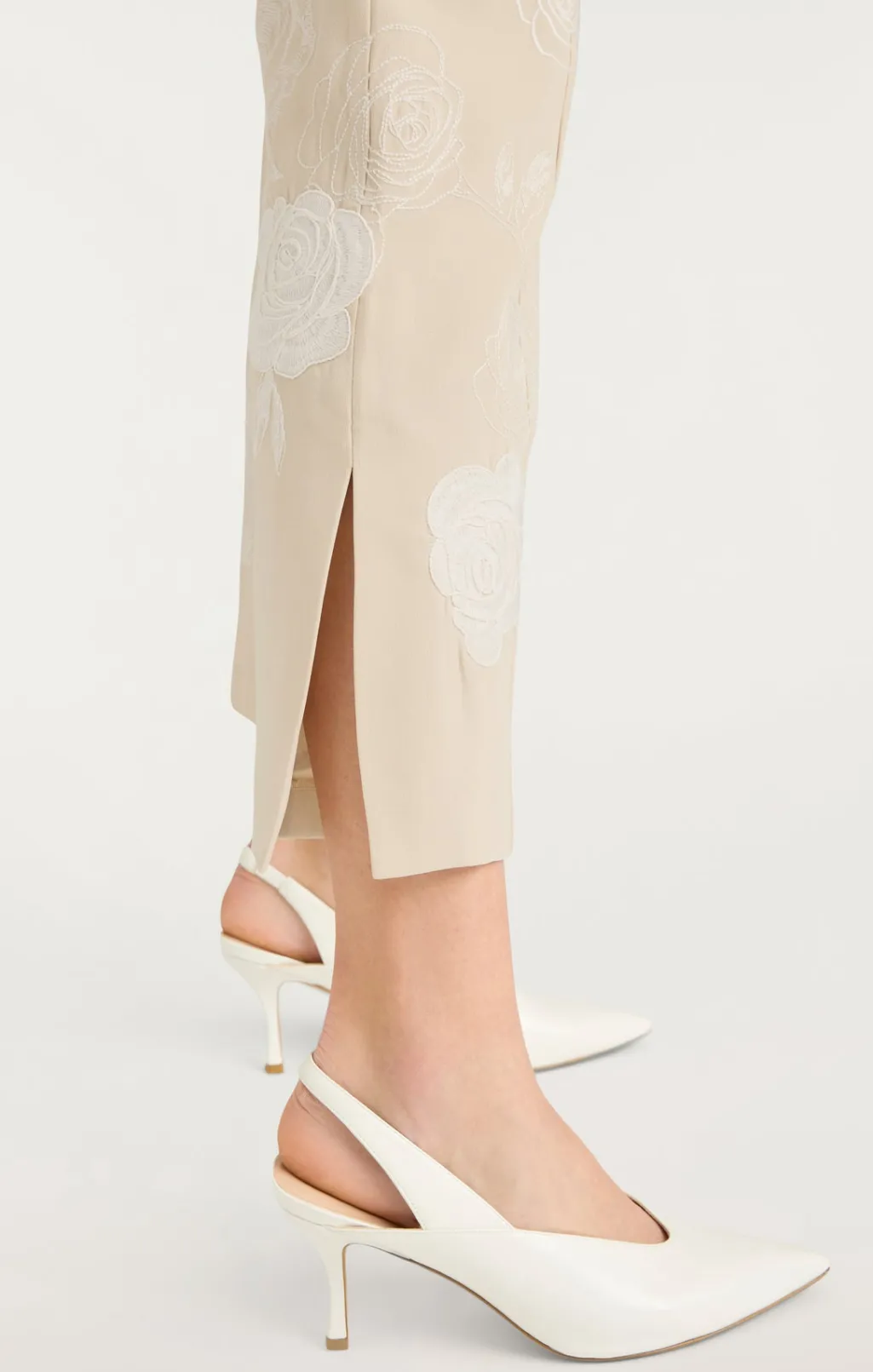 Cinq à Sept Floating Roses Embellished Cropped Brianne Pant Plaster/Ivory Outlet